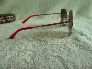 GUESS - Gafas de sol doradas y rojas