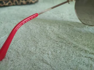 GUESS - Gafas de sol doradas y rojas