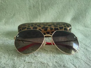 GUESS - Gafas de sol doradas y rojas