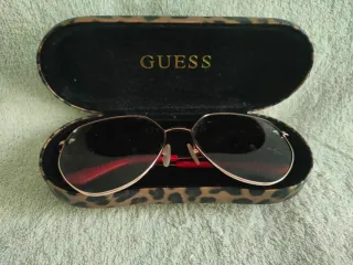 GUESS - Gafas de sol doradas y rojas