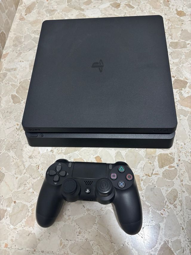 PS4 Slim 1TB Negra + Accesorios