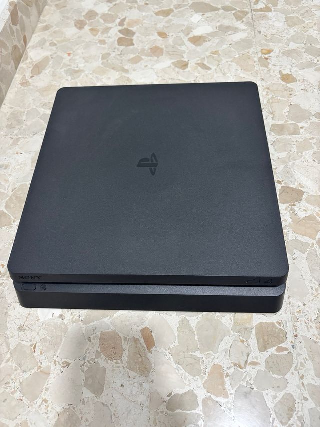 PS4 Slim 1TB Negra + Accesorios