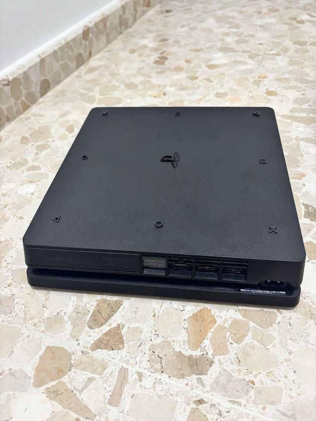 PS4 Slim 1TB Negra + Accesorios