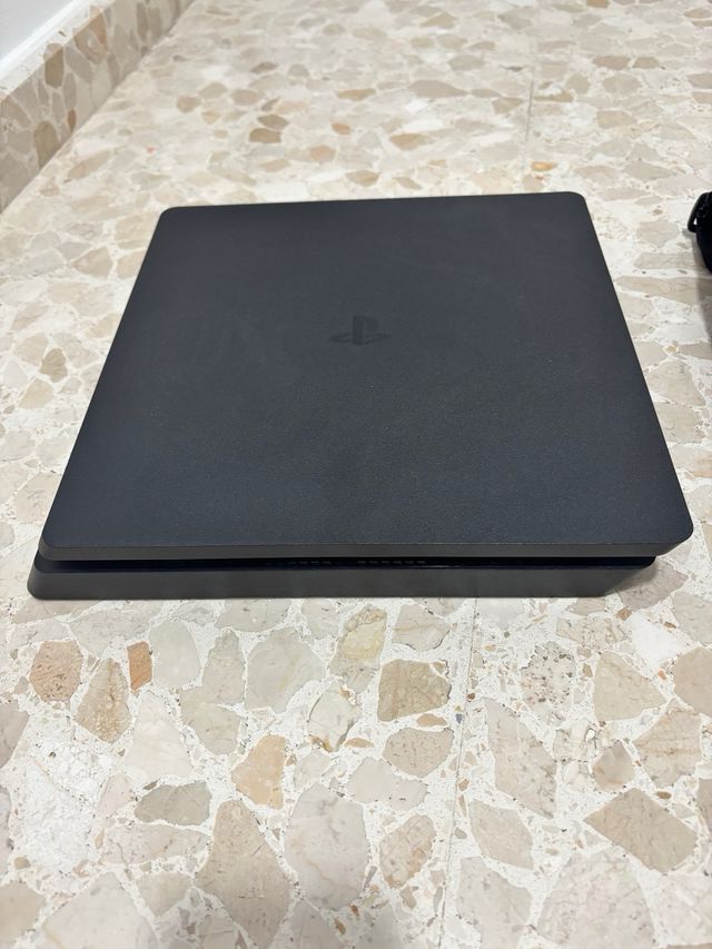 PS4 Slim 1TB Negra + Accesorios