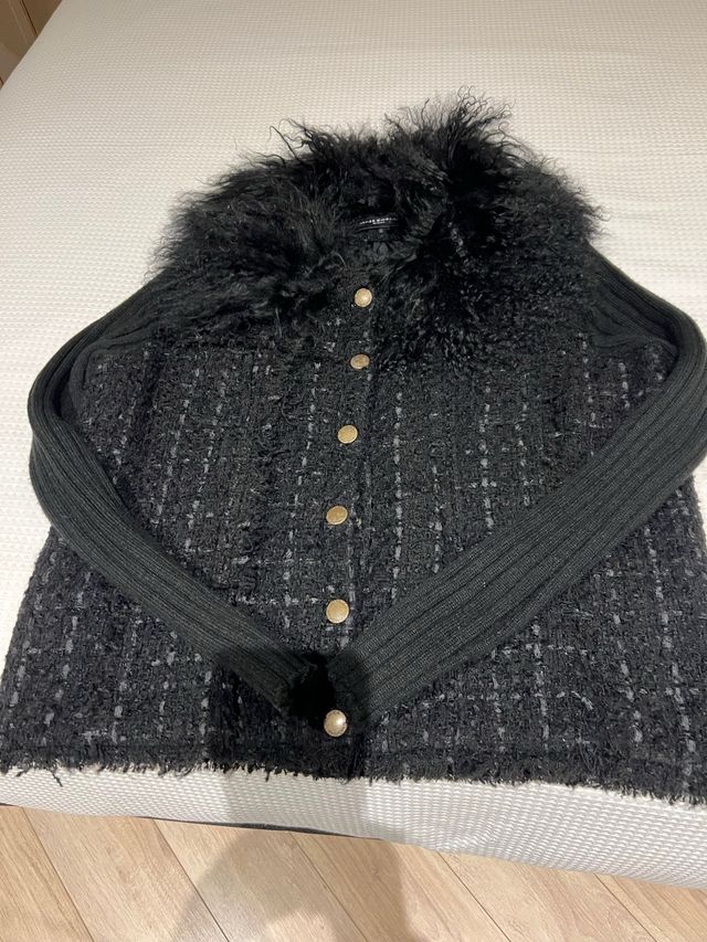 Chaqueta Simorra Negra con Detalles Dorados