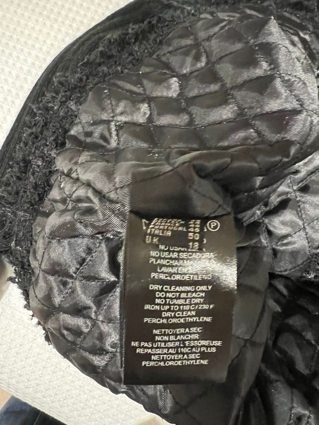 Chaqueta Simorra Negra con Detalles Dorados