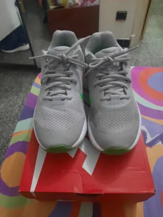 Zapatillas Nike grises y verdes