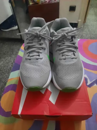 Zapatillas Nike grises y verdes