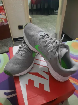 Zapatillas Nike grises y verdes