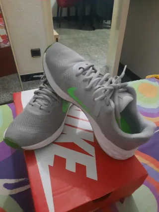 Zapatillas Nike grises y verdes