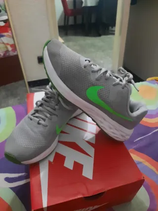 Zapatillas Nike grises y verdes