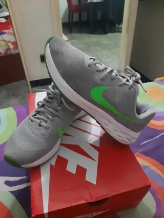 Zapatillas Nike grises y verdes