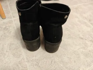 Botines negros con tachuelas