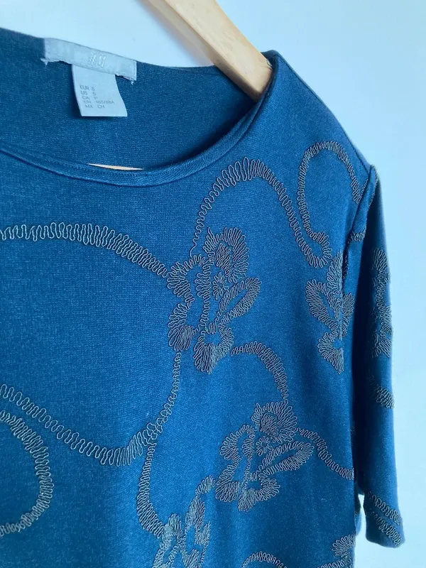 Camiseta H&M manga corta bordada H&M