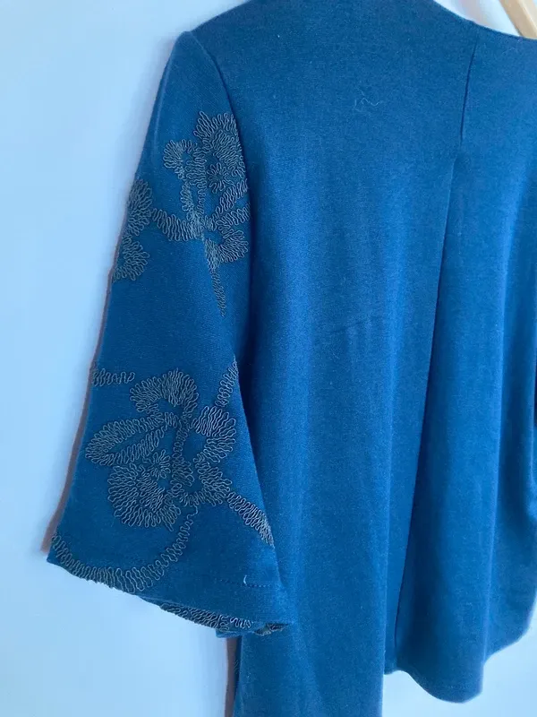 Camiseta H&M manga corta bordada H&M