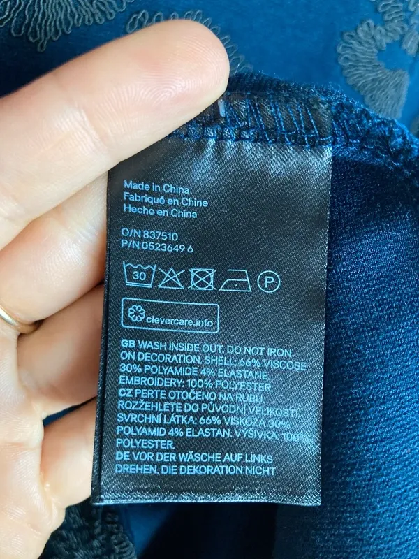 Camiseta H&M manga corta bordada H&M