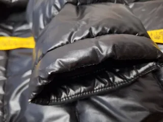 Cazadora acolchada negra mujer