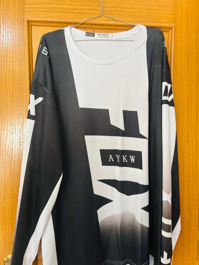 Camiseta Enduro 6XL Negra y Blanca no es original