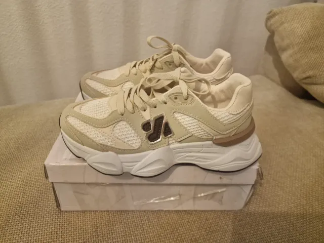 Zapatillas beige talla 37 bastante grande