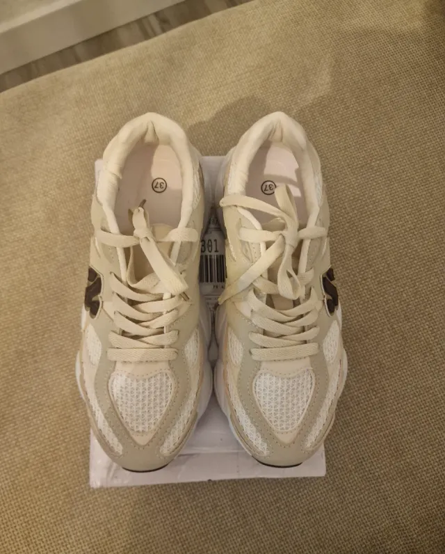 Zapatillas beige talla 37 bastante grande