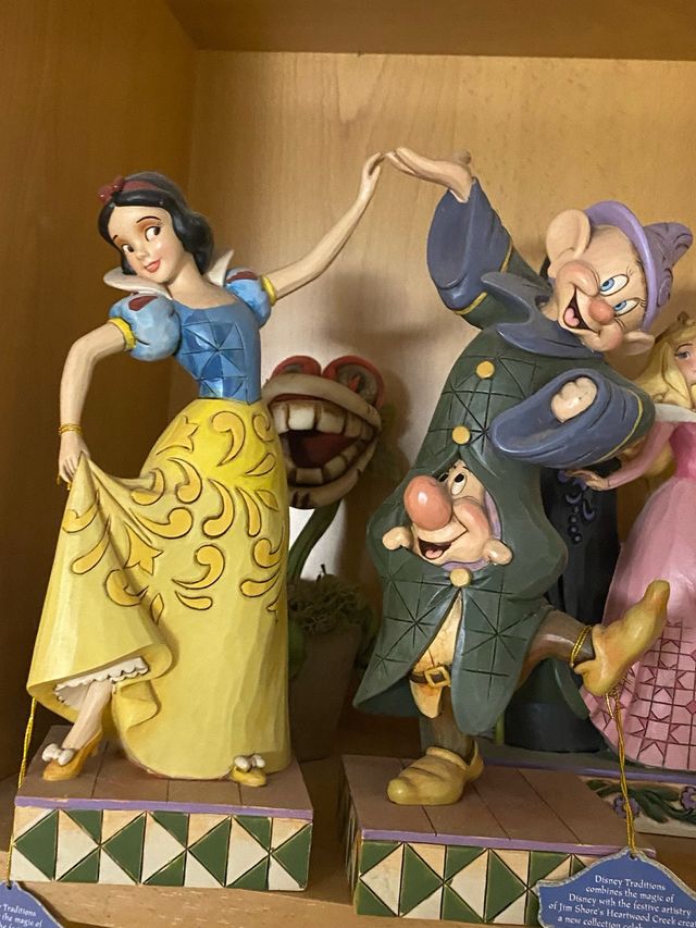 Figura Blancanieves y Tontín bailando