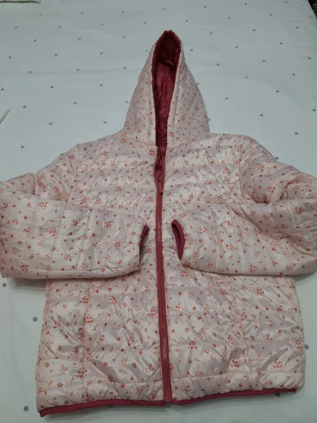 Cazadora reversible color fresa y estampado flores