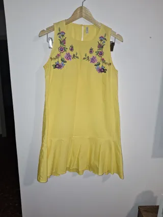 Vestido amarillo con flores bordadas