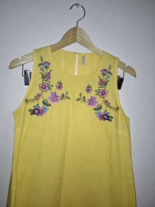 Vestido amarillo con flores bordadas