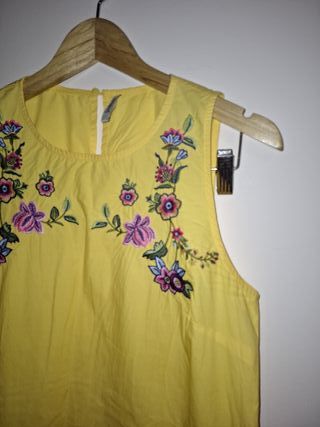 Vestido amarillo con flores bordadas