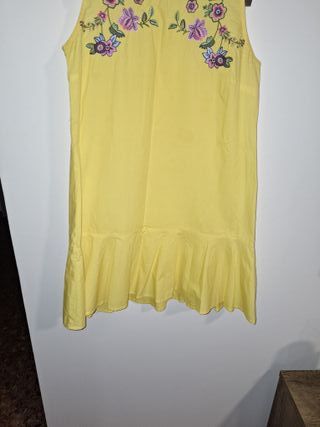 Vestido amarillo con flores bordadas