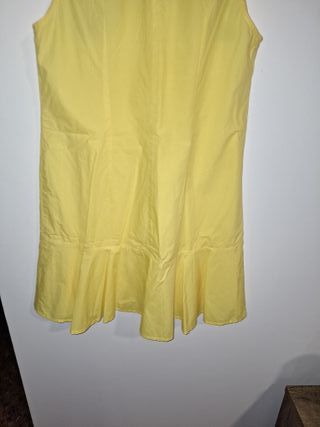 Vestido amarillo con flores bordadas