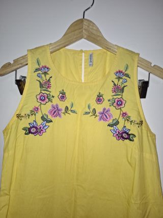 Vestido amarillo con flores bordadas