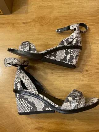 Cuñas ASH piel serpiente tacones sandalias