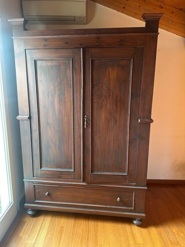 Armadio antico in legno