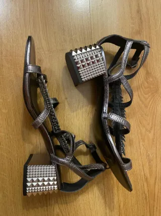 Sandalias ASH tacón adornos plateados rebel gun