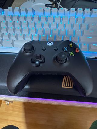 Xbox One 500 GB con Mando y Juego