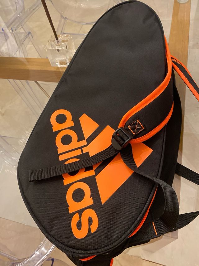 Bolsa de pádel Adidas negra y naranja