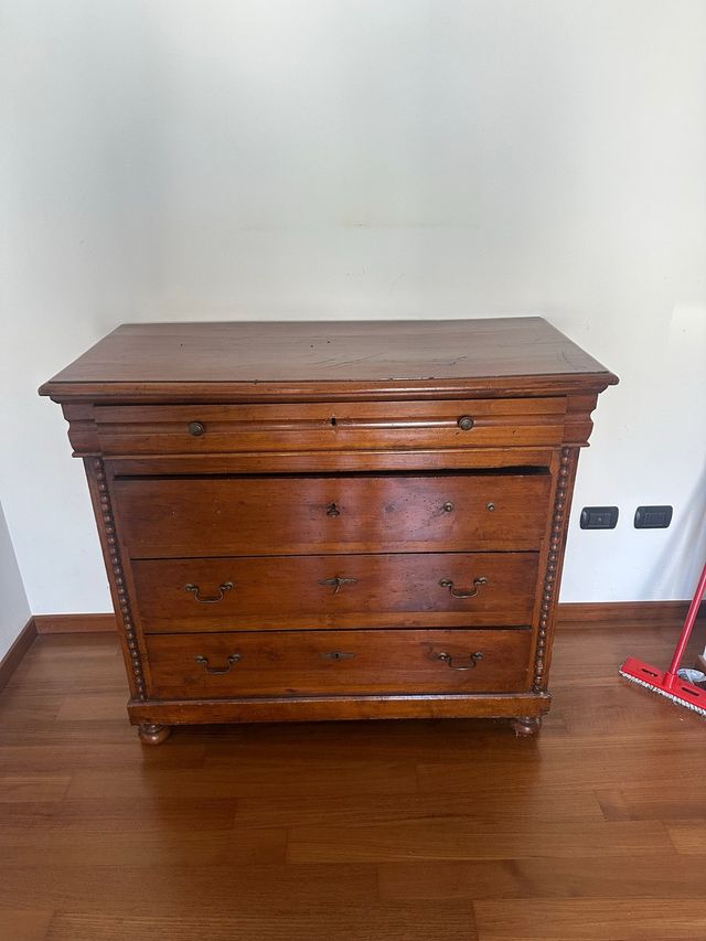 Cassettone antico in legno