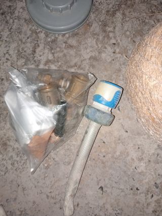 Lote fontanería: codos, tapón y grifo