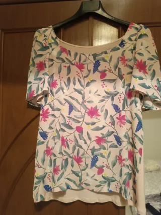 Camiseta floral rosa