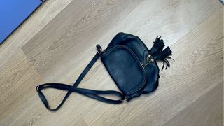 Borsa nera a tracolla con nappine e chiusura magne