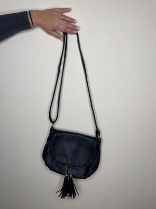 Borsa nera a tracolla con nappine e chiusura magne