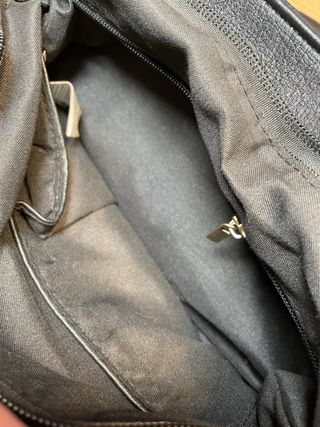 Borsa nera a tracolla con nappine e chiusura magne