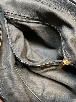 Borsa nera a tracolla con nappine e chiusura magne