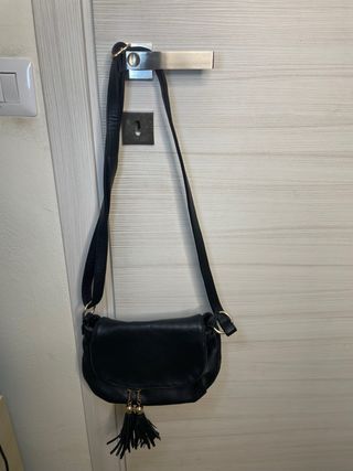 Borsa nera a tracolla con nappine e chiusura magne