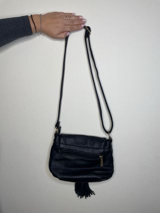 Borsa nera a tracolla con nappine e chiusura magne