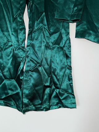 Traje de fiesta verde botella.