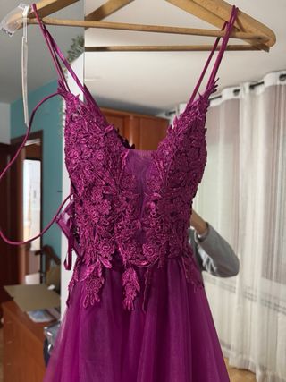 Vestido de fiesta morado con encaje