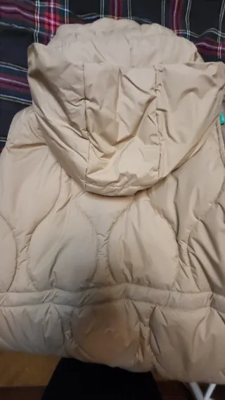 Chaleco largo acolchado beige con capucha