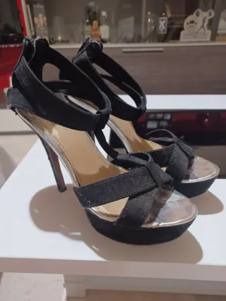 Sandalias de fiesta negras y plateadas